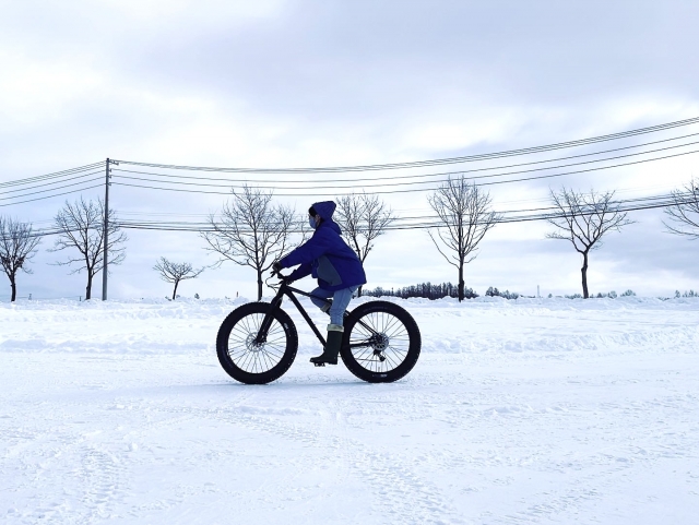 雪道を走るファットバイク